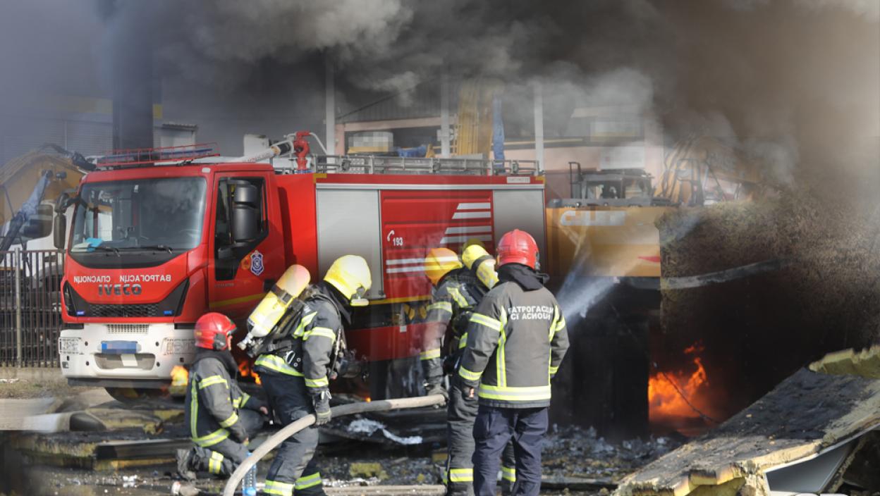Bukti požar kod Pančeva: Gori u pravcu luke, dim se vidi iz svih delova grada (VIDEO)