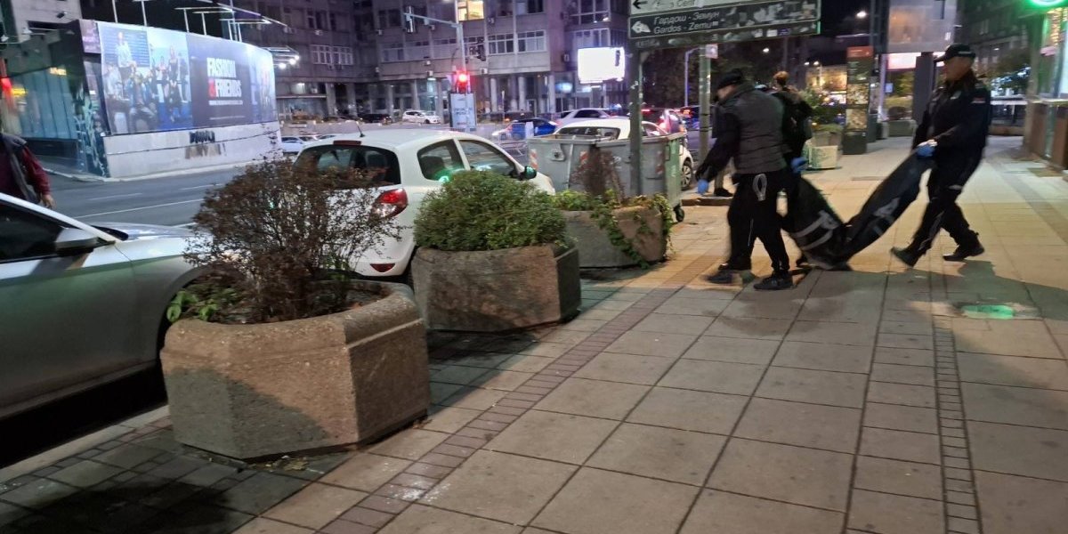Mrtvozornici iznose telo preminulog iz zgrade