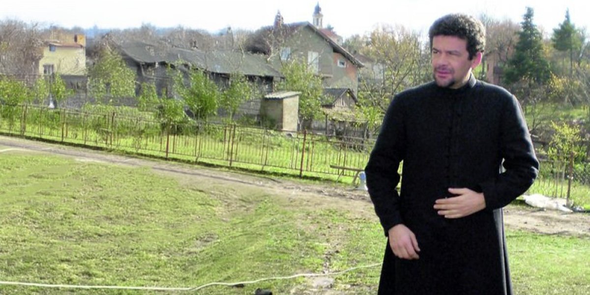 Nebojša Glogovac u mantiji hranio stoku u pauzama snimanja