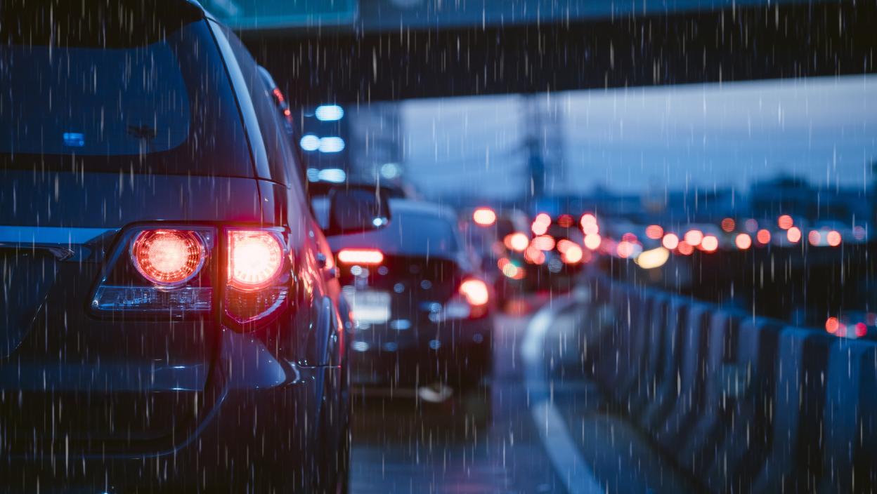 Totalna obustava saobraćaja ka Beogradu: Automobili stoje u kilometarskoj koloni kod Stare Pazove, neki sleteli sa puta