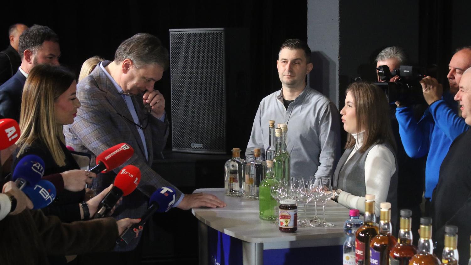 Vučić: Izvoz 15 do 30 miliona boca godišnje u Kinu bio bi spas za domaće vinarstvo, za nižu cenu flaša potrebna i niža cena gasa – Ekonomija