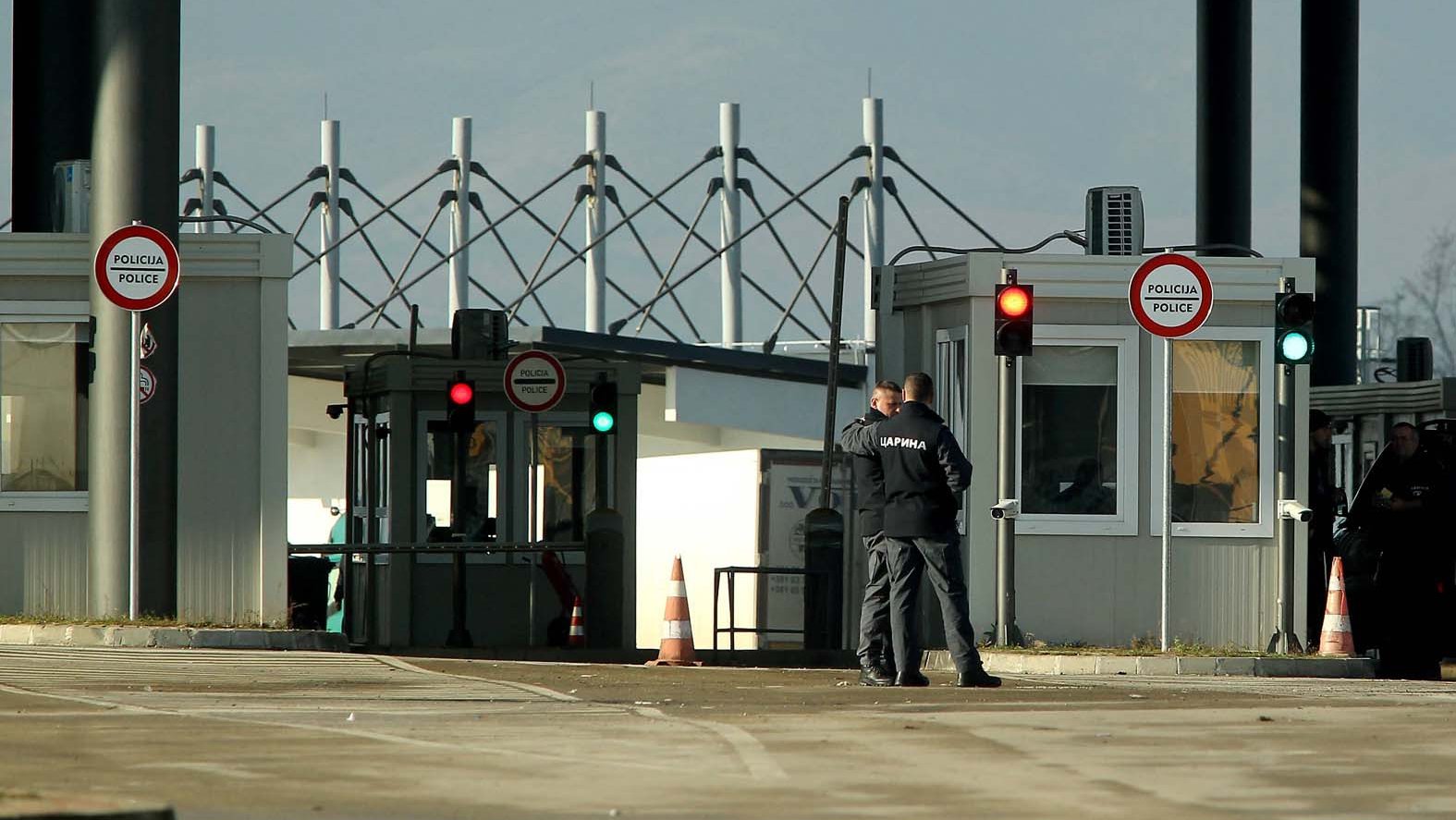 Vučić u kontejner, Srbi po dozvole – Politika