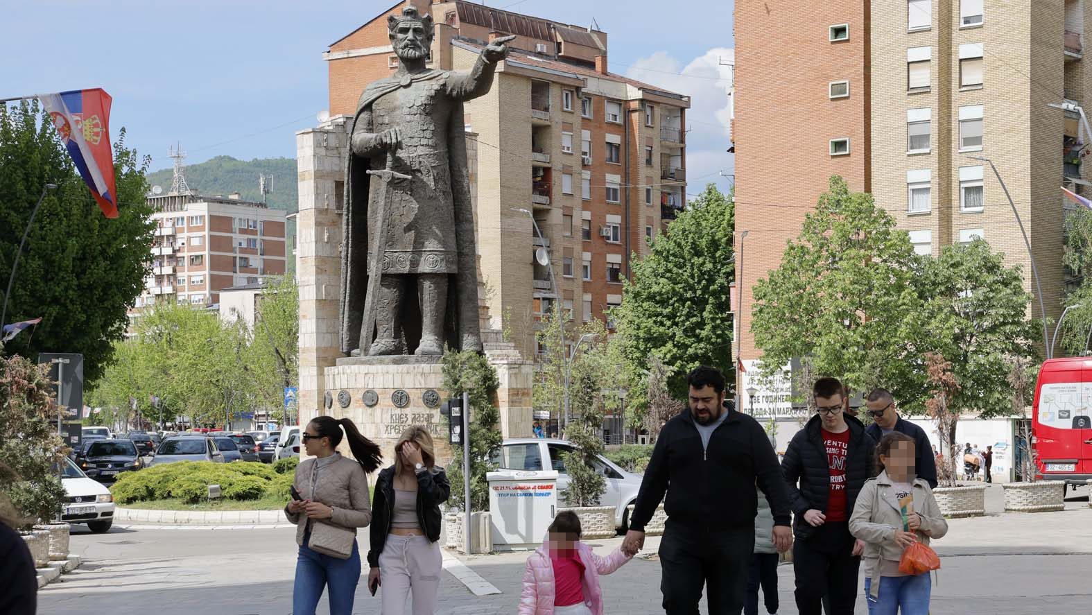 Maloletnik priveden u Zubinom Potoku zbog natpisa na majici – Politika
