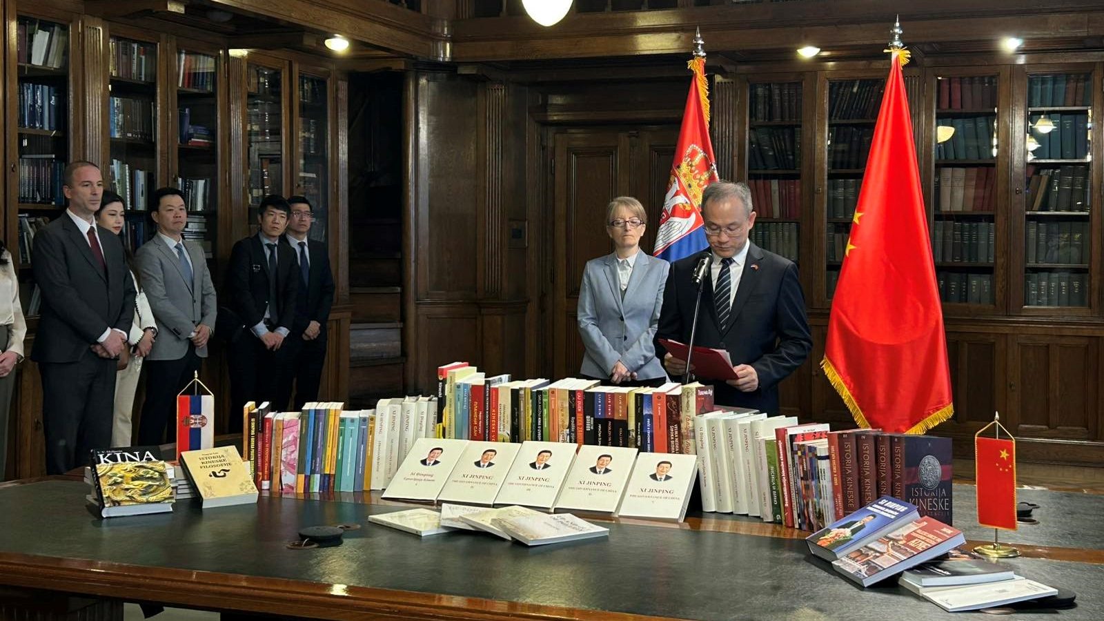 Ambasada Kine uručila Skupštini Srbije poklone – Politika