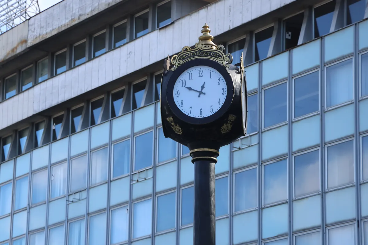 Ponovo se pokvario „unikatni“ sat na Trgu republike FOTO