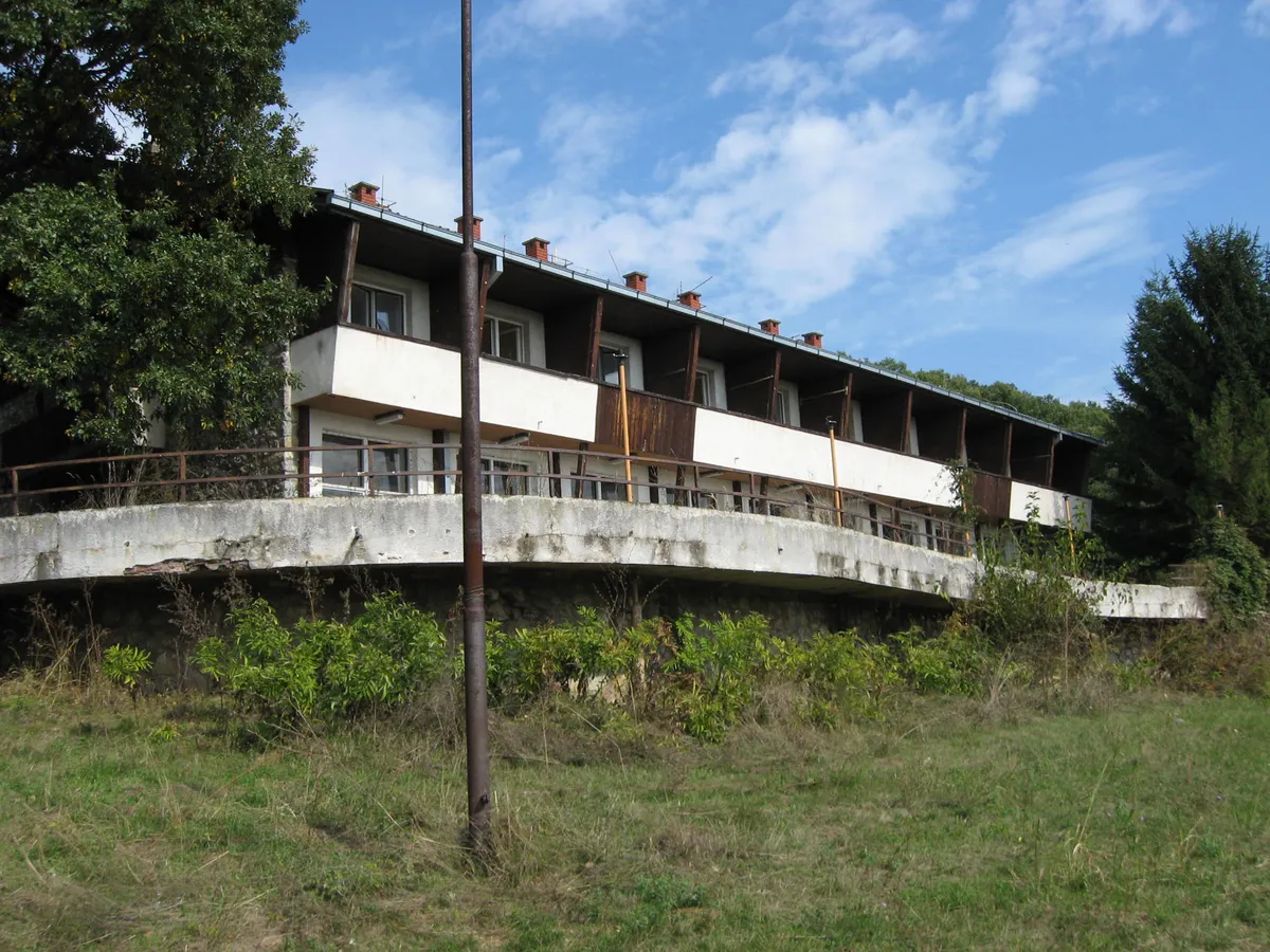 Centar za razminiranje: Površina oko hotela ‘’Ležimir’’ na Fruškoj gori razminirana i bezbedna za korišćenje
