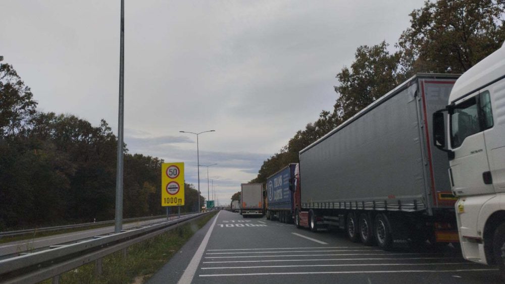 Kamioni stoje tri sata na Batrovcima i Šidu
