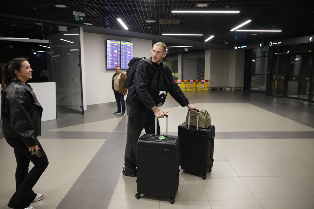 Košarkaši Partizana konačno stigli iz Dubaija – Osetkovski i Vošington doputovali u Beograd (FOTO GALERIJA)