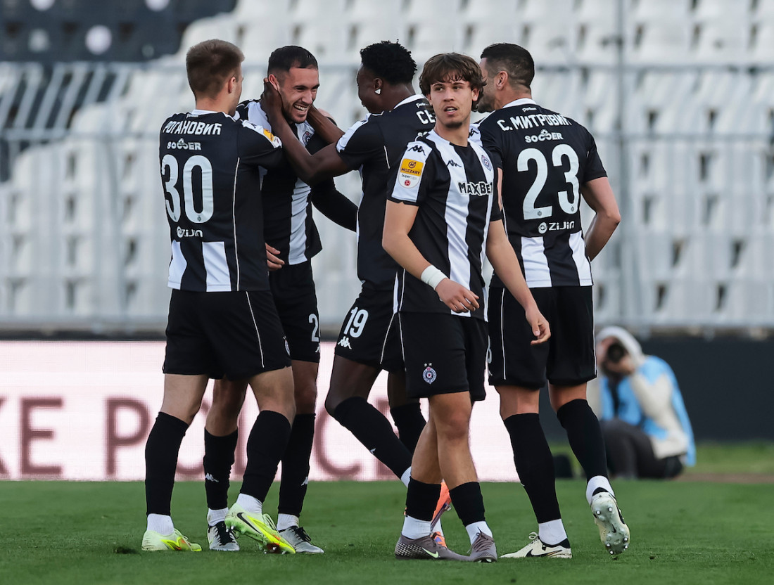 Emotivno: Partizan osvojio trofej u Nikšiću, Natho predao pehar sinu Andrije Delibašića