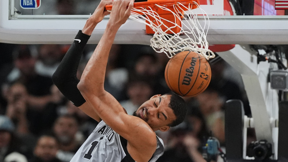 San Antonio ubedljiv protiv Hjustona