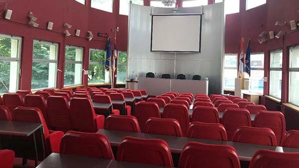 Korumpirana vlast, opozicija željna reklame ili vampiri: Zašto skupštinski dan u Nišu traje najduže u Srbiji? – Politika