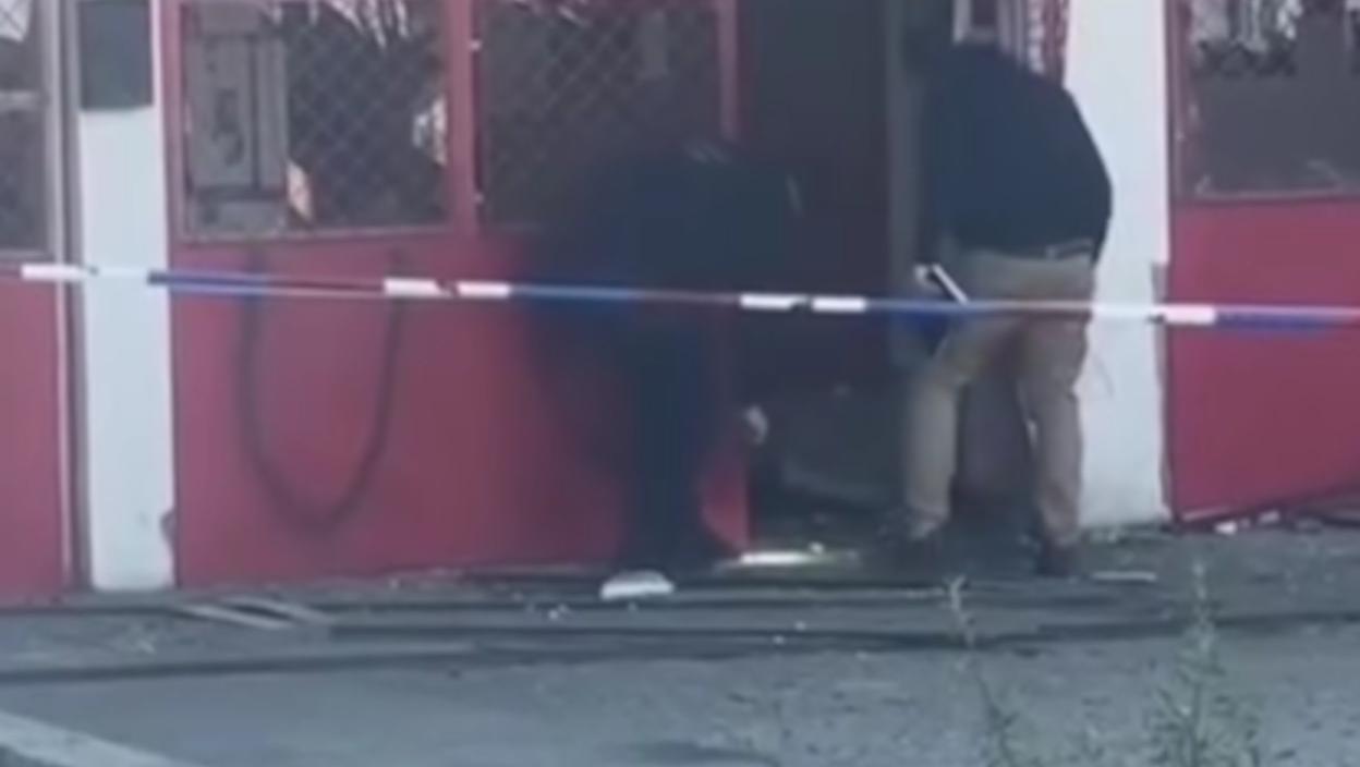 Bacio bombu na auto-servis u Rakovici: Uhapšen muškarac (84) – na vratima napisao "UČK"