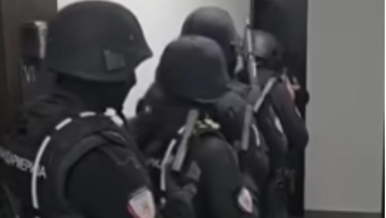 Policija pod punom opremom upala u stan, skrivao se pod lažnim identitetom (VIDEO)
