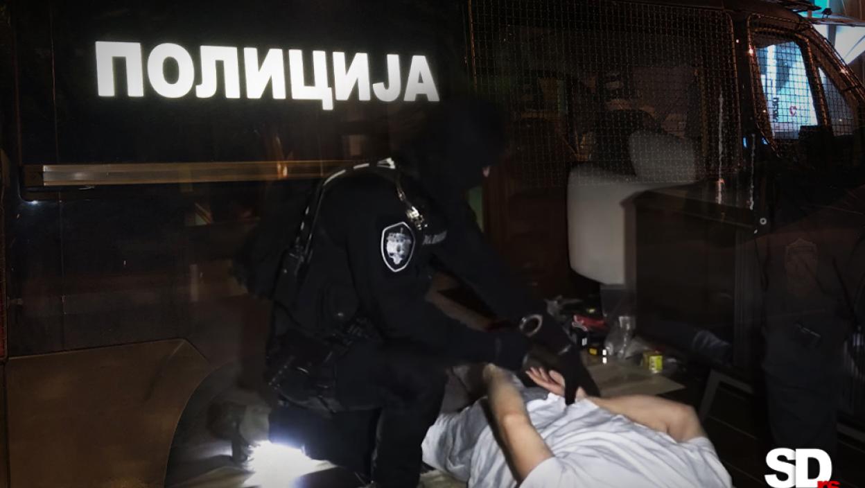 Policija ih opkolila sa svih strana, a oni SUMNJIVU KUTIJU bacili kroz terasu stana: Popadali mladići u Krnjači, evo šta se dogodilo