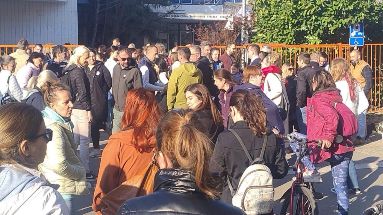Protest roditelja zbog pritisaka na nastavnika osnovne škole u Novom Sadu – Društvo