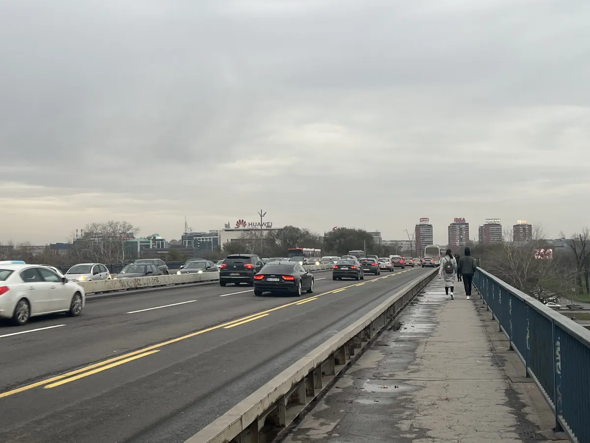 Oblačno, hladno i kišovito, na planinama sa snegom