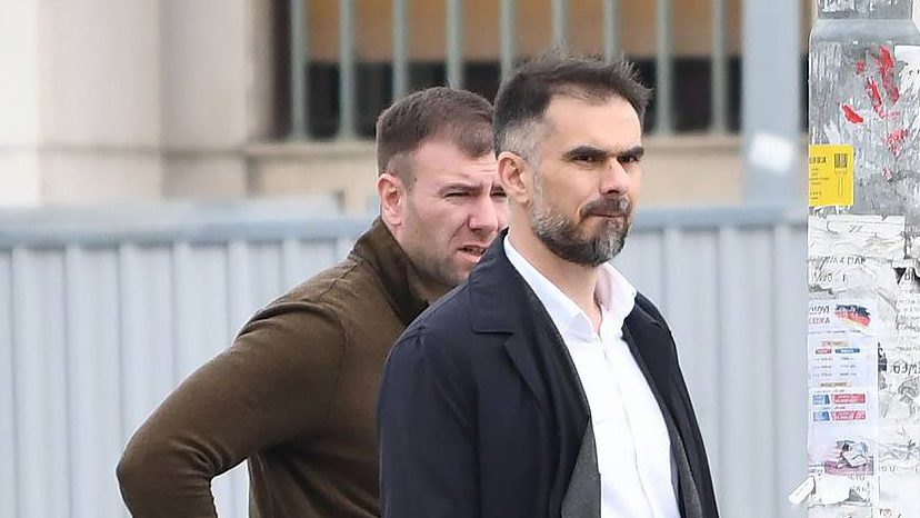 Oglasio se gradonačelnik Novog Sada nakon što je deo skele sa tržnog centra pao na prolaznicu