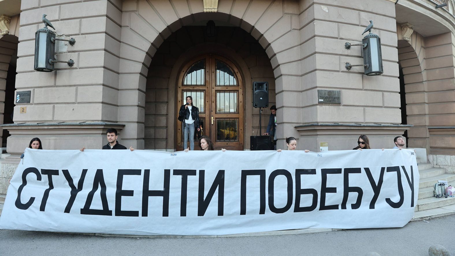 Neformalne grupe građana u Čačku postavile transparente i nalepnice Studenti pobeđuju