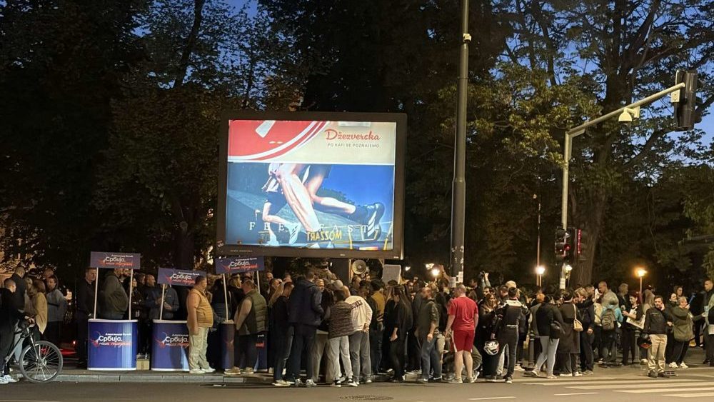Incidenti kod SNS štandova u Zemunu: Gagi Jovanović poprskan biber sprejom, studenti u blokadi pozvali građane da se povuku (VIDEO) – Društvo