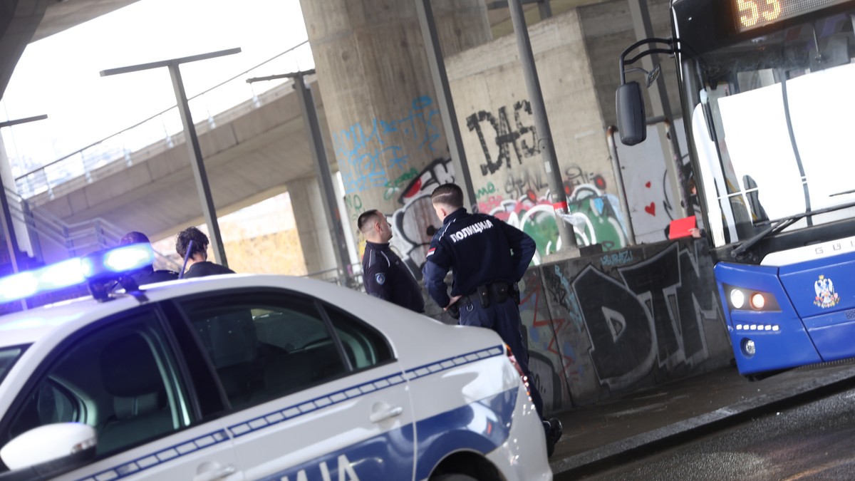 Brutalna tuča na Južnom bulevaru: Metalnom kantom gađao muškarca, pa ga šutirao