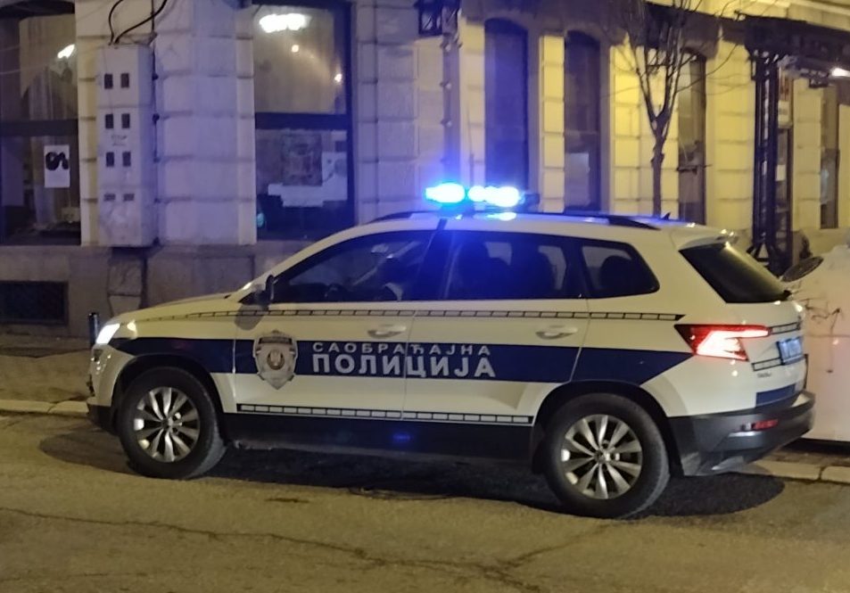 Potpuno goloruk „savladao” semafor: Mladić u Topoli oštetio opštinu za 150.000 dinara