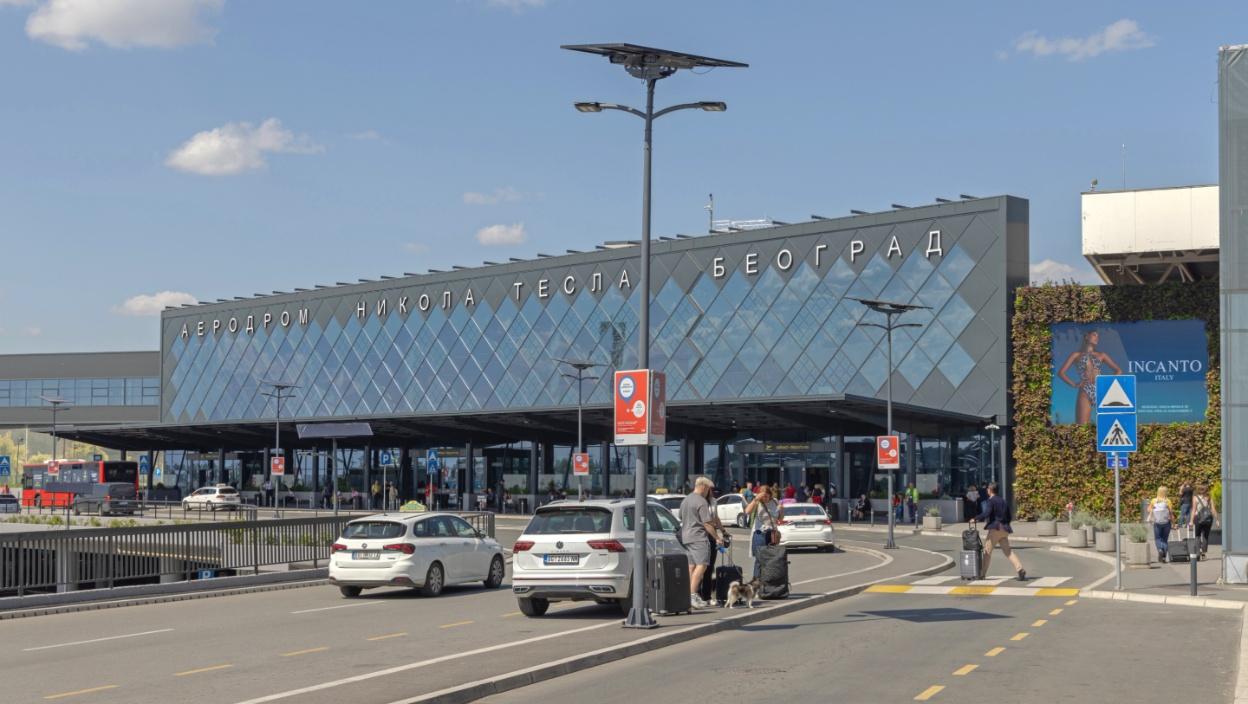 Ozbiljan incident na aerodromu „Nikola Tesla“: Autom se dovezao tokom noći pa napravio haos, materijalna šteta velika