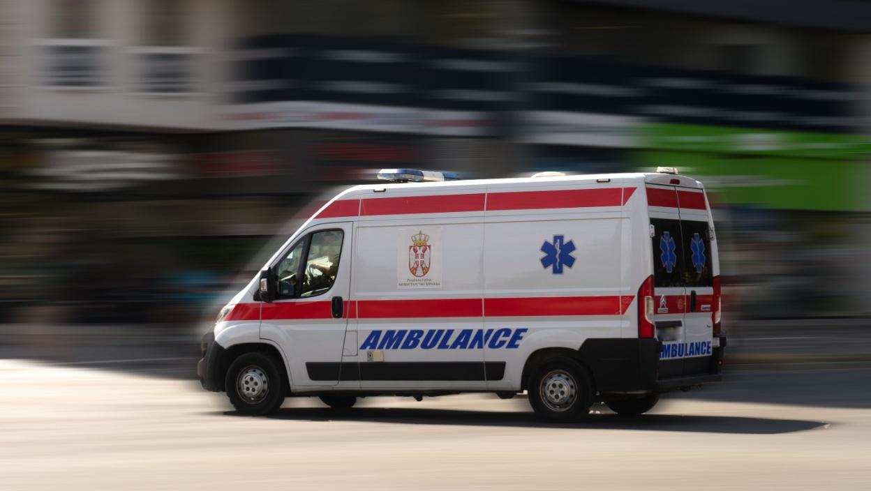 Dete povređeno nakon obrušavanja šuta, hitno prebačeno u bolnicu u Novom Sadu