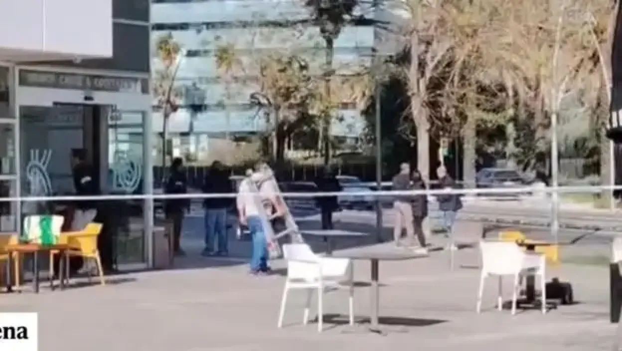 Napadač mu prišao dok je sedeo sa ženom i detetom, život mu spasila slučajna prolaznica