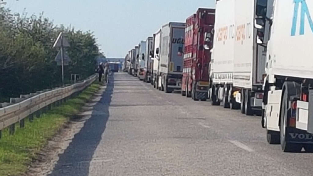 Teretnjaci na izlazu iz Srbije čekaju 4 sata na pelazu Šid