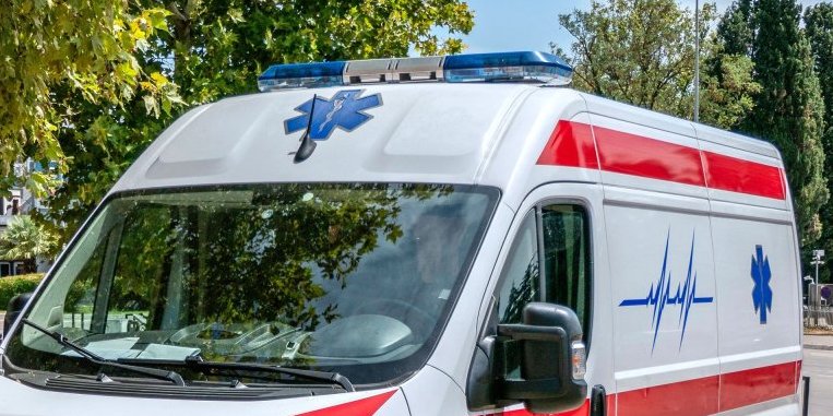 Muškarac pao sa traktorske prikolice kod Mladenovca i preminuo