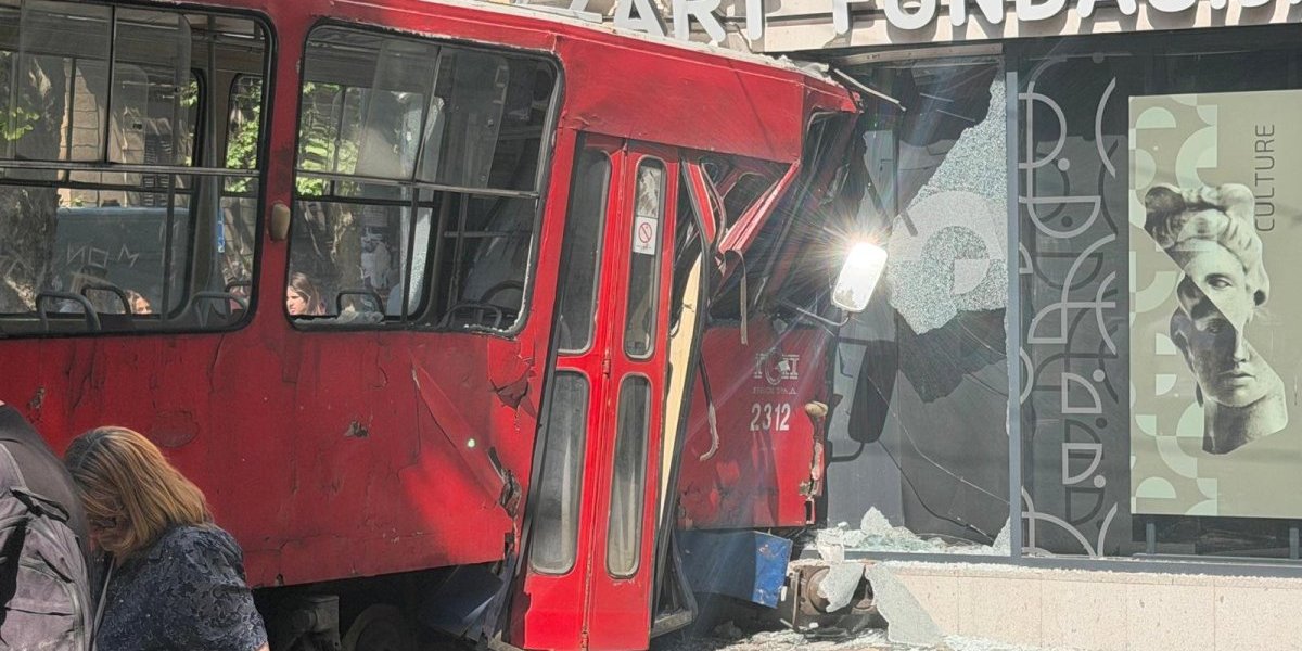 Slike tramvaja koji je iskočio iz šina na Dorćolu