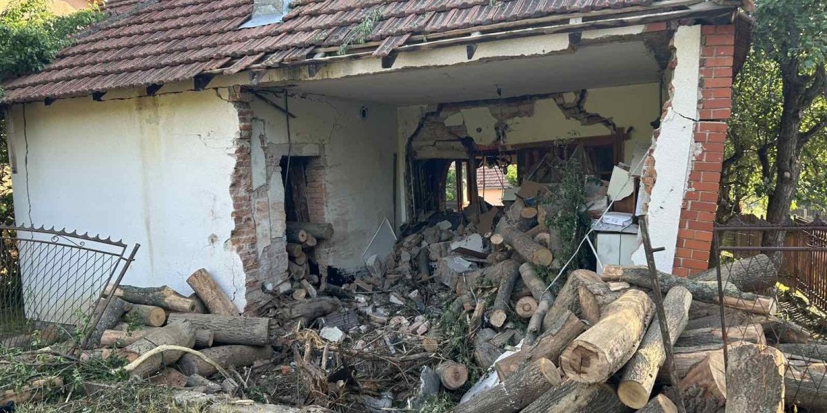 Lokva krvi, krš i lom: Jeziv prizor nakon stravične nesreće kod Kragujevca, kamion uleteo u kuću, ugašen mladi život (FOTO)