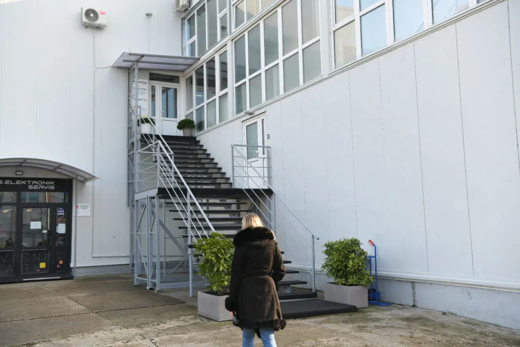 Firme u kojima je bio SNS kol centar smanjile profit, ali i dalje zarađuju milione