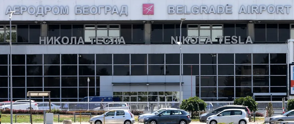 Putnici se drže za nos dok grabe kofere: Neverovatne scene na beogradskom aerodromu, procurela kanalizacija-iz plafona