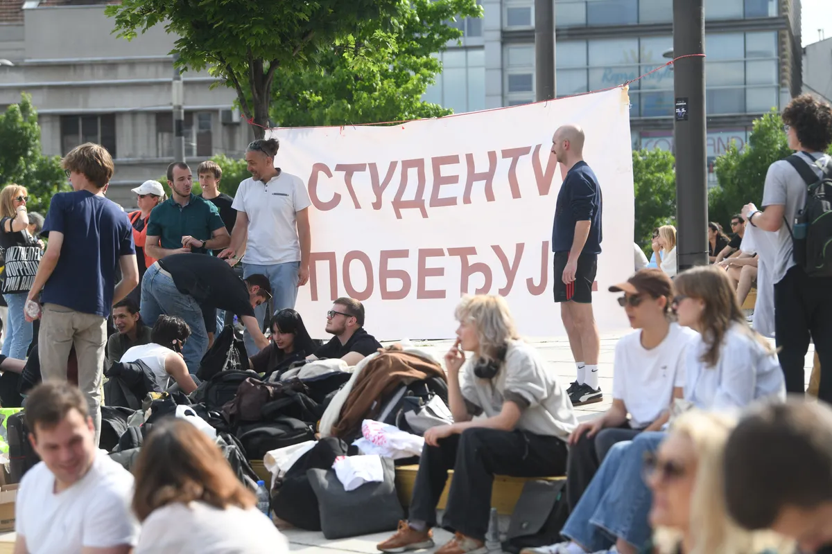 BLOG UŽIVO Veliki protest studenata, građani iz cele Srbije idu ka Beogradu: I u Ćacilendu okupljanje – postavljaju se novi šatori, klupe, ozvučenje…
