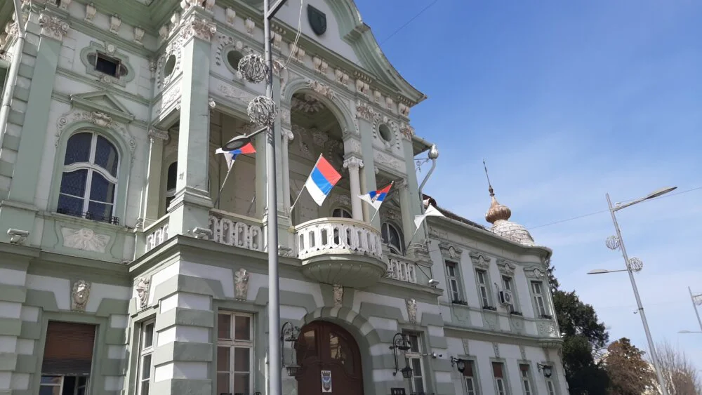UNS traži kažnjavanje napadača na novinara u Zrenjaninu, ispred štandova SNS – Društvo