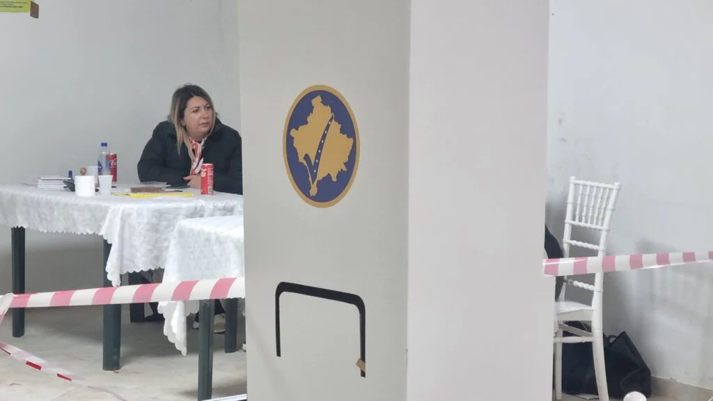 CIK sertifikovao 17 stranaka, tri koalicije i jednog nezavisnog kandidata za učešće na vanrednim izborima na KiM – Politika