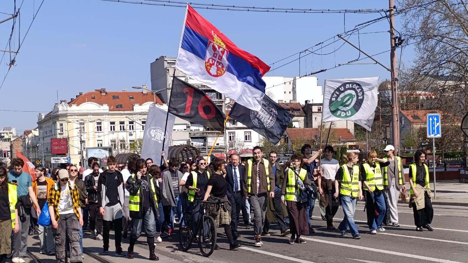 „(Ne)bojte se, i dalje smo tu“: Studenti se okupili na Studentskom trgu odakle nastavljaju protestnu šetnju – Društvo