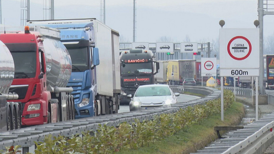 AMSS: Teretnjaci čekaju sat vremena na izlazu iz Srbije na Sremskoj Rači
