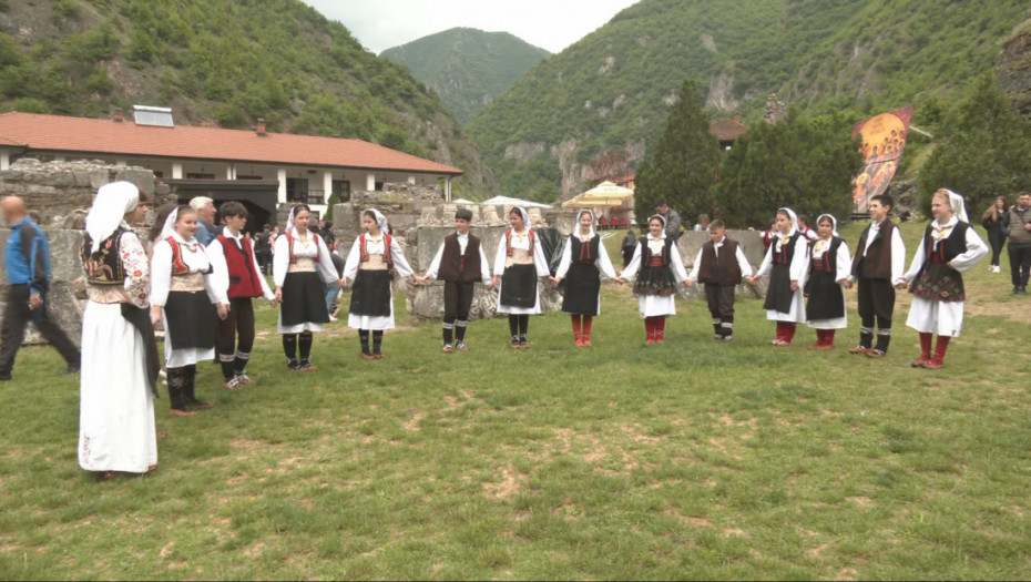 Dečija smotra folklora u Prizrenu