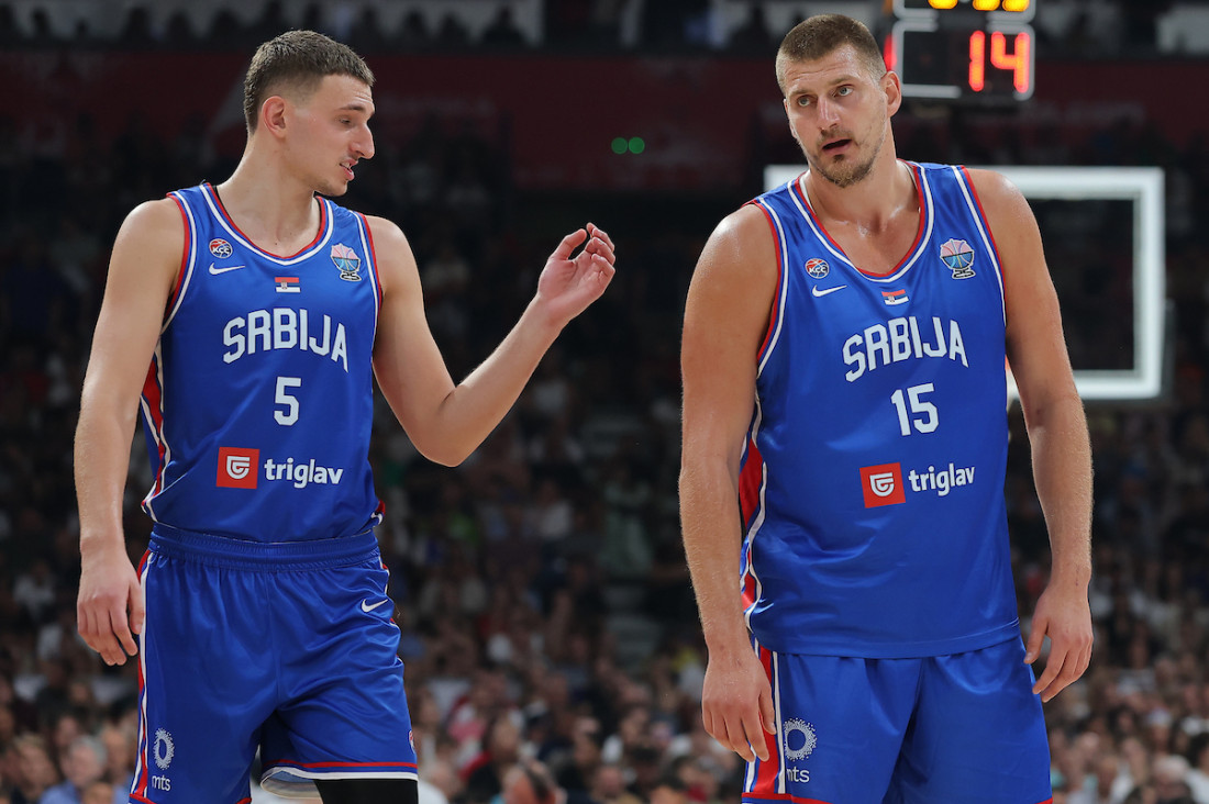 Auuu, kakva podrška za crveno-bele: Nikola prati Crvenu zvezdu iz prvih redova!