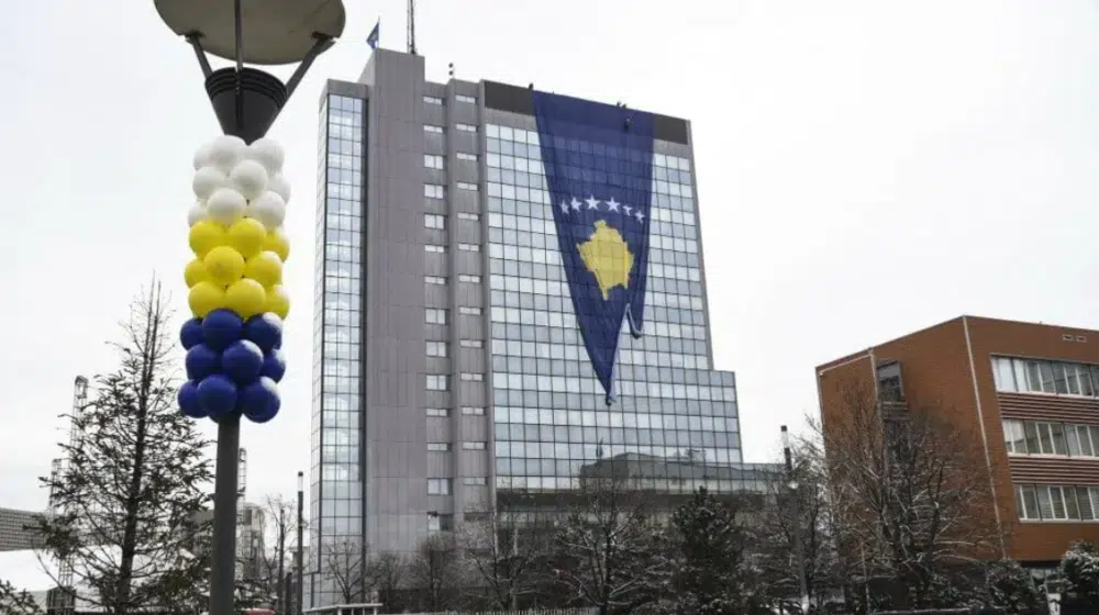 Bivša predsednica Izborne komisije Kosova optužila Vladu za zloupotrebu državnih resursa – Politika