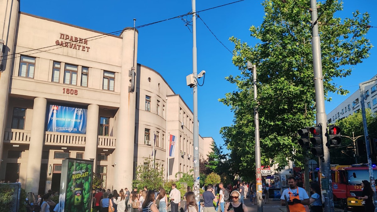 Požar na Pravnom fakultetu u Beogradu: Zapalio se lift (foto)