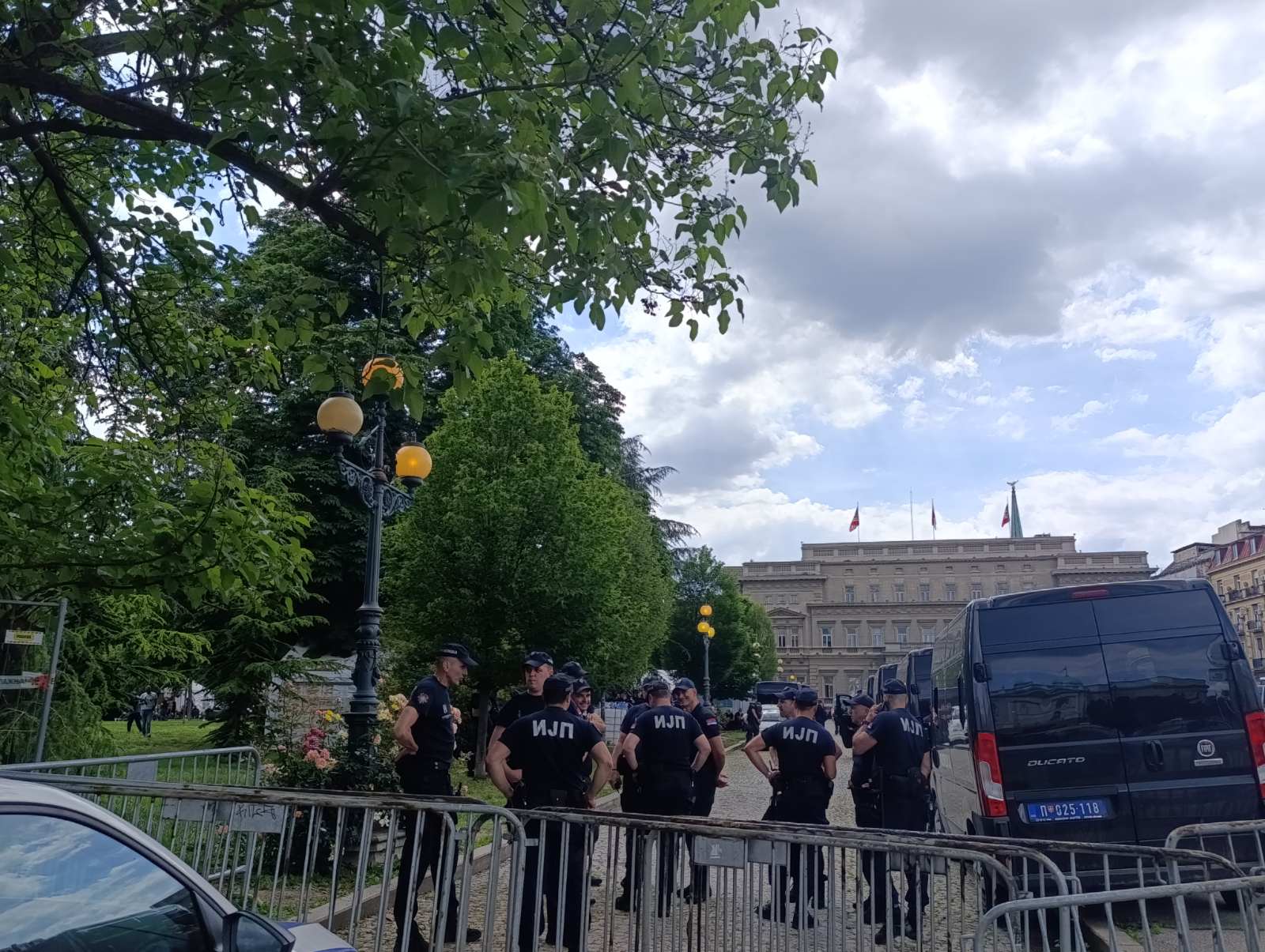 Štandovi u Pionirskom parku – Politika