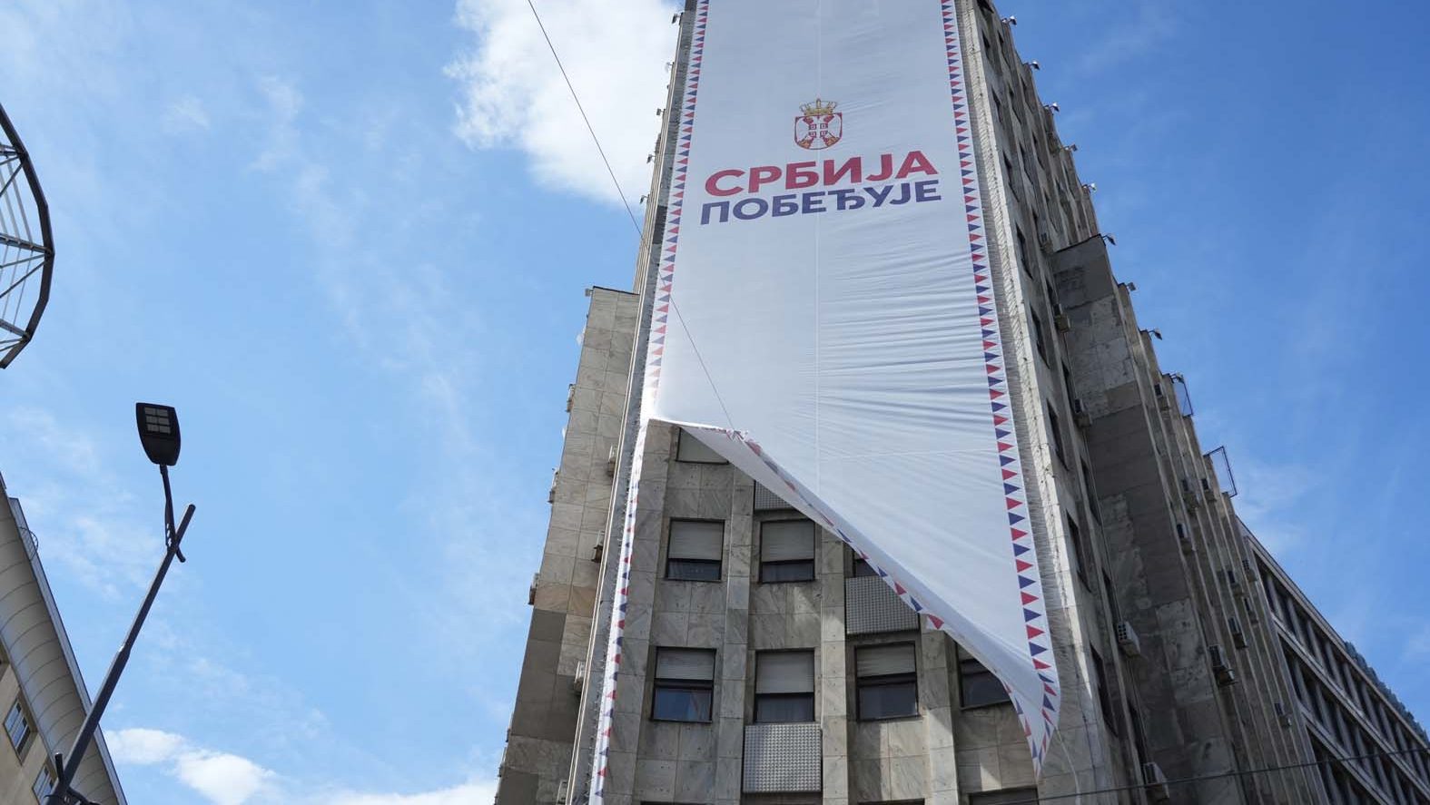 Bele čiope i tamna materija – Društvo